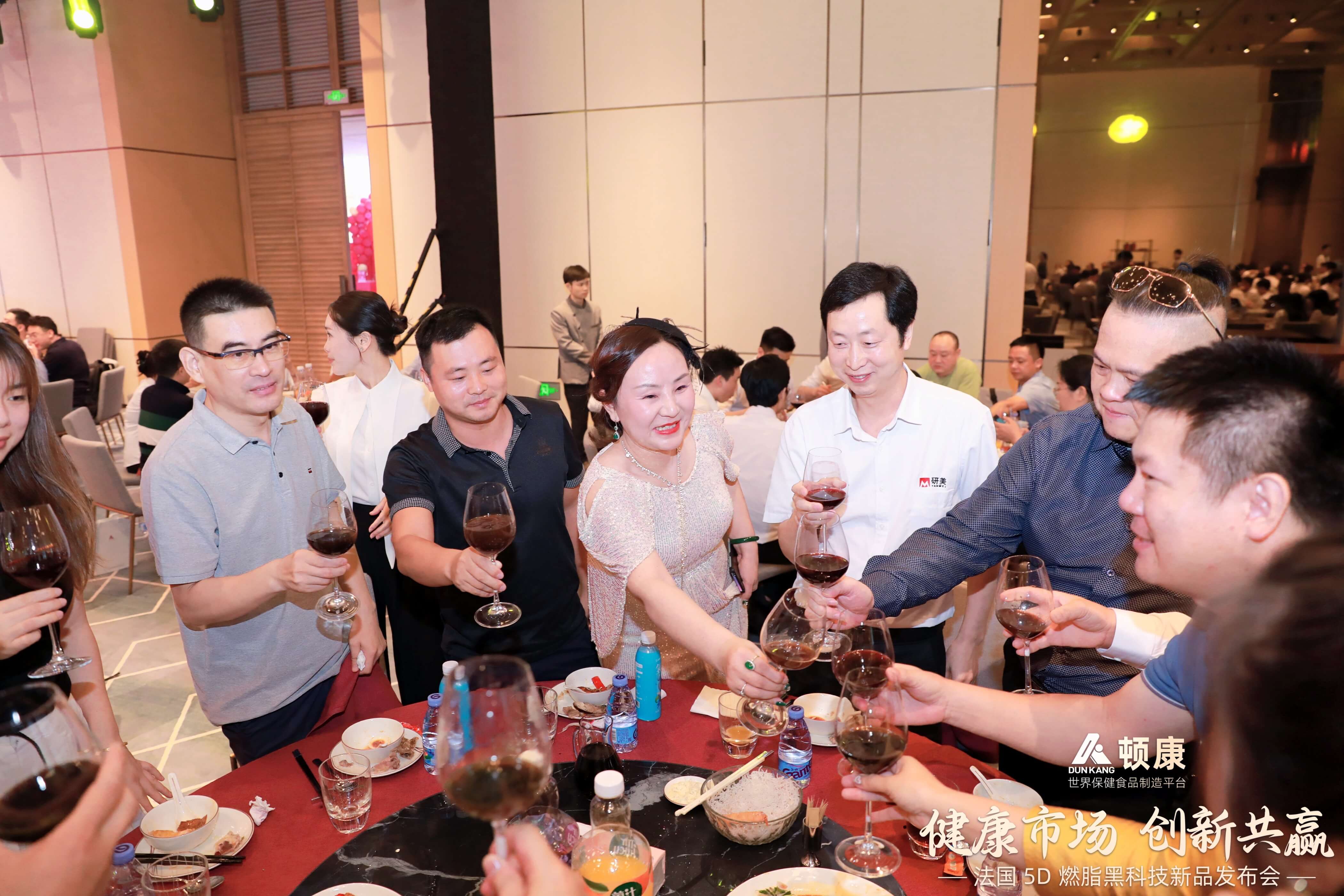 Conferencia de prensa sobre tecnolog&iacute;a negra para quemar grasa 5D (36)