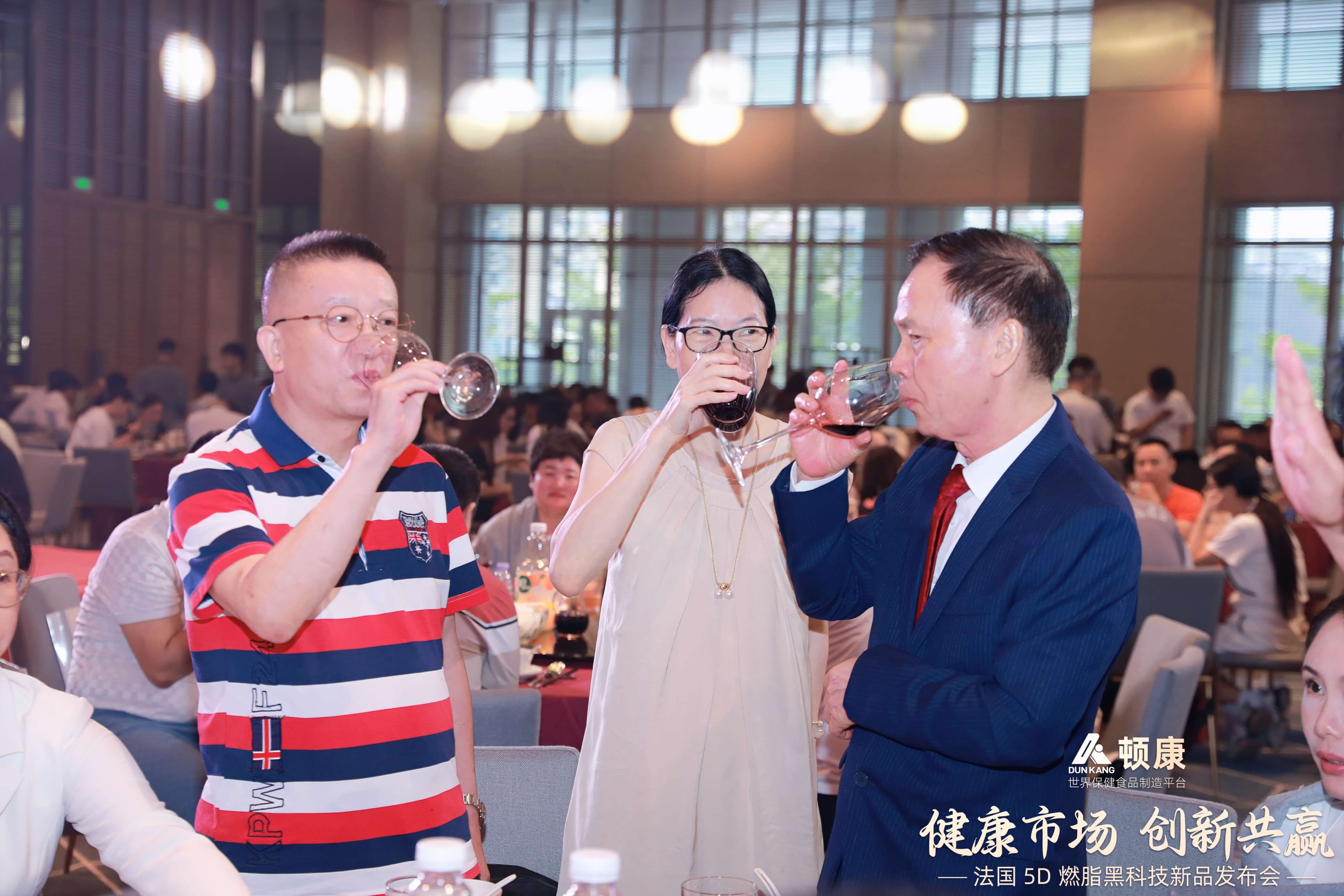 Conferencia de prensa sobre tecnolog&iacute;a negra para quemar grasa 5D (35)