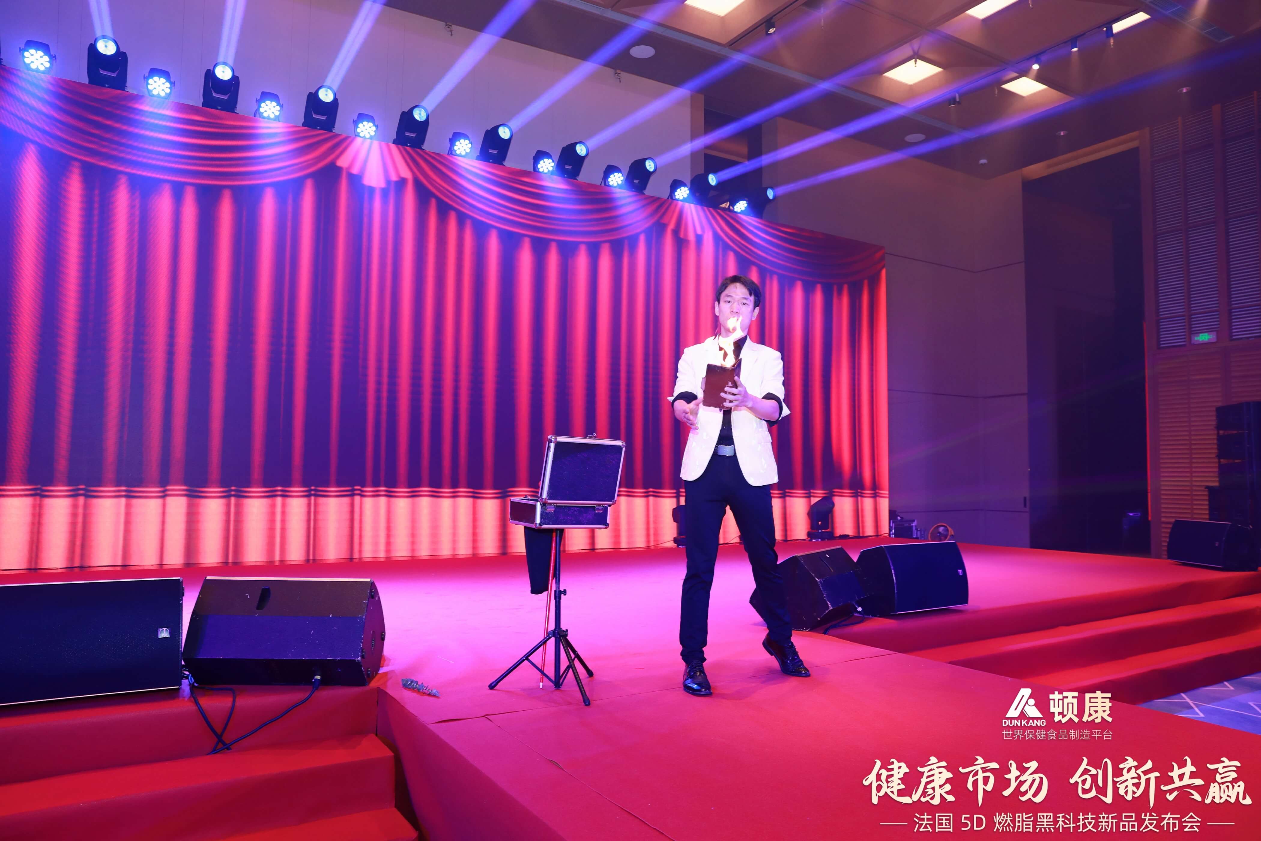 Conferencia de prensa sobre tecnolog&iacute;a negra para quemar grasa 5D (33)